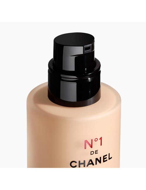 CHANEL N°1 DE CHANEL REVITALIZING FOUNDATION Illuminates - Hydrates - Protects product photo View 02 L