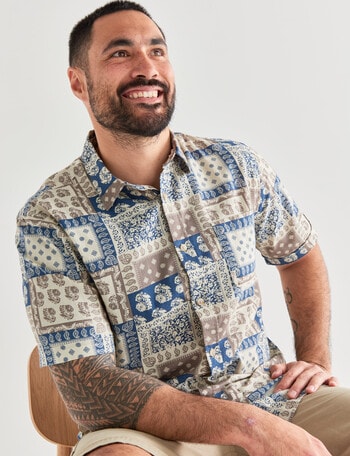 Kauri Trail Bandana Print Short Sleeve Slub Shirt, Sand product photo
