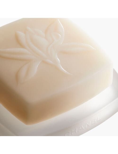 CHANEL SUBLIMAGE LE SAVON DE SOIN Ultimate Cleanser: Cleanses And Purifies 115g product photo View 02 L