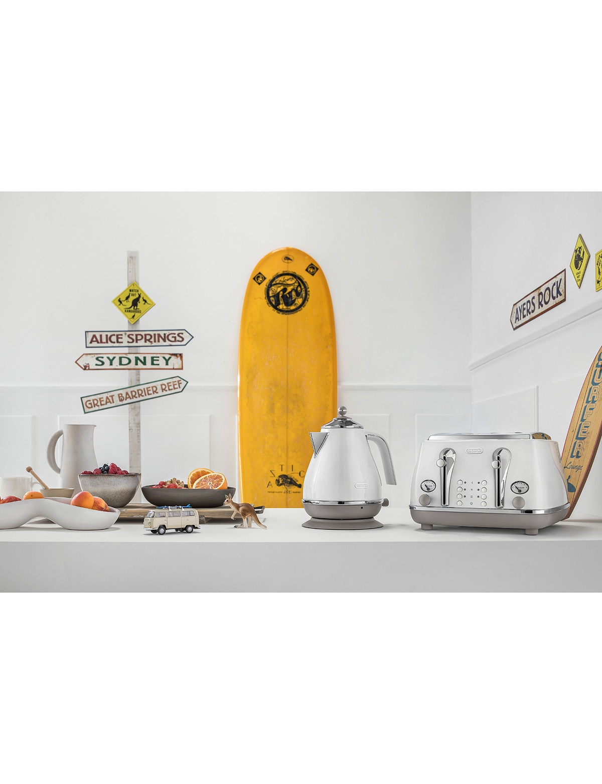 DeLonghi Icona Capitals Kettle, White, KBOC2001W Kettles & Jugs