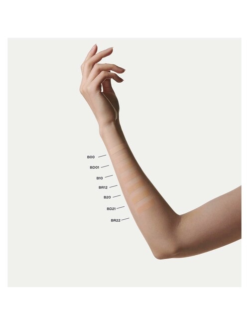 CHANEL SUBLIMAGE L'ESSENCE DE TEINT Ultimate Radiance-Generating Serum Foundation product photo View 05 L