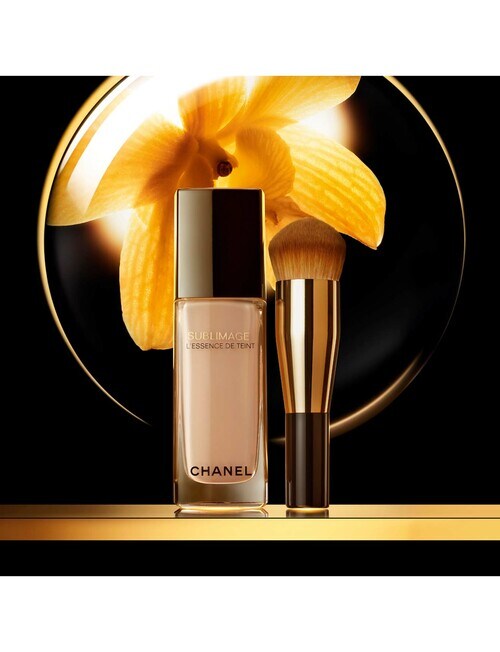 CHANEL SUBLIMAGE L'ESSENCE DE TEINT Ultimate Radiance-Generating Serum Foundation product photo View 07 L