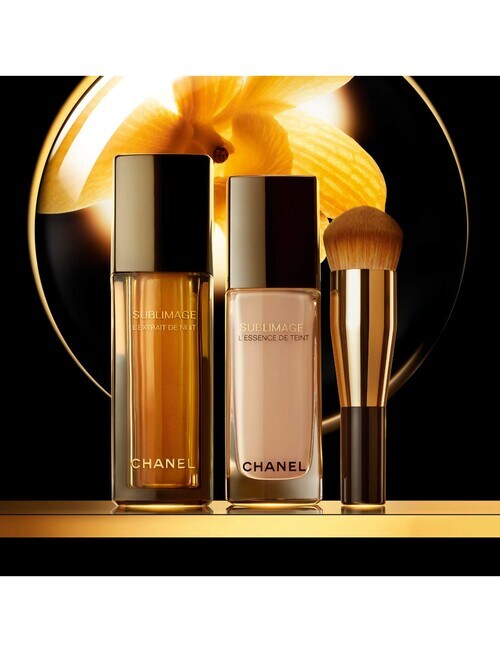 CHANEL SUBLIMAGE L'ESSENCE DE TEINT Ultimate Radiance-Generating Serum Foundation product photo View 08 L