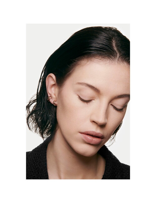 CHANEL ULTRA LE TEINT FLUIDE Ultrawear - All-Day Comfort - Flawless Finish Foundation product photo View 04 L