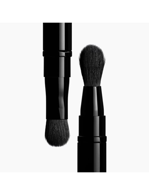 CHANEL PINCEAU DUO PAUPIÈRES RÉTRACTABLE N°200 Dual-Ended Eyeshadow Brush: Applies and Blends product photo View 02 L