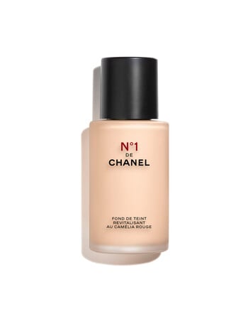 CHANEL N&deg;1 DE CHANEL REVITALIZING FOUNDATION Illuminates - Hydrates - Protects product photo