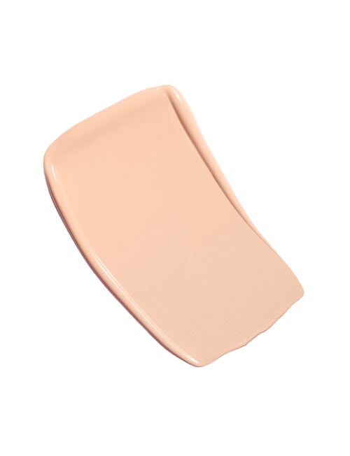 CHANEL N&deg;1 DE CHANEL REVITALIZING FOUNDATION Illuminates - Hydrates - Protects product photo View 03 L