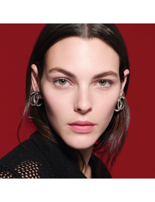 CHANEL N&deg;1 DE CHANEL REVITALIZING SERUM Prevents and Corrects The Appearance Of The 5 Signs Of Ageing product photo View 04 L