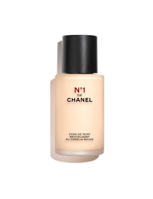 CHANEL N°1 DE CHANEL REVITALIZING FOUNDATION Illuminates - Hydrates - Protects product photo