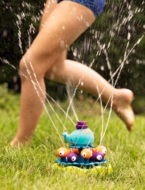 B. Whirly Whale Sprinkler Water Sprinkler product photo View 04 L