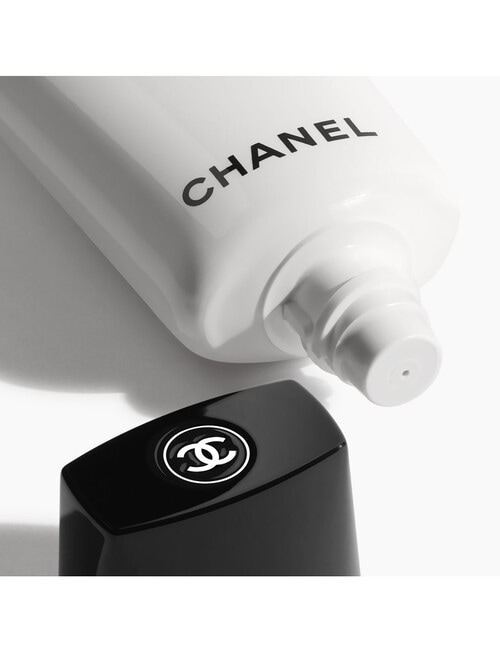 CHANEL Glowing Makeup Primer Moisturising-Plumping product photo View 02 L