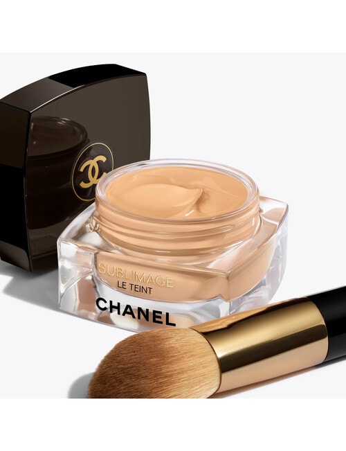 CHANEL SUBLIMAGE LE TEINT Ultimate Radiance-Generating Cream Foundation product photo View 02 L
