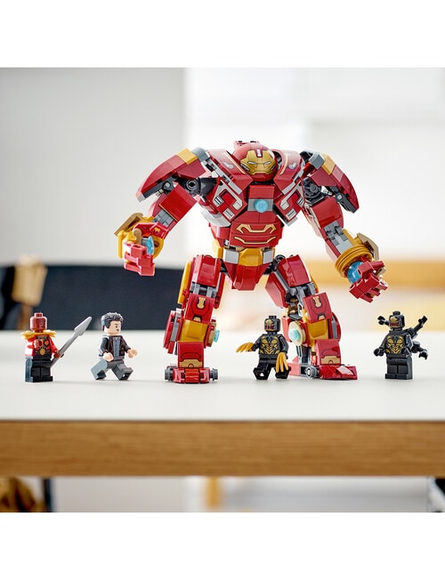 LEGO Superheroes The Hulkbuster: The Battle of Wakanda, 76247 product photo View 12 L