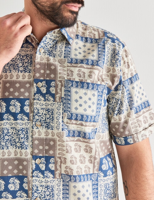 Kauri Trail Bandana Print Short Sleeve Slub Shirt, Sand product photo View 04 L