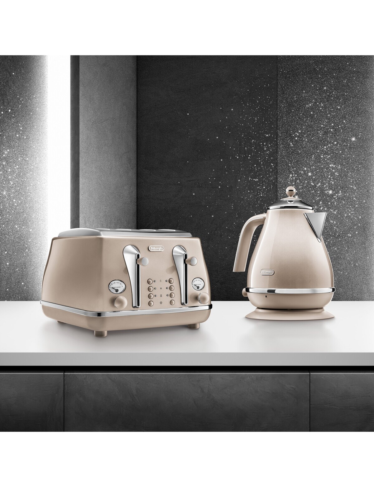 DeLonghi Icona Metallics 4 Slice Toaster, Beige, CTOT4003BG Toasters
