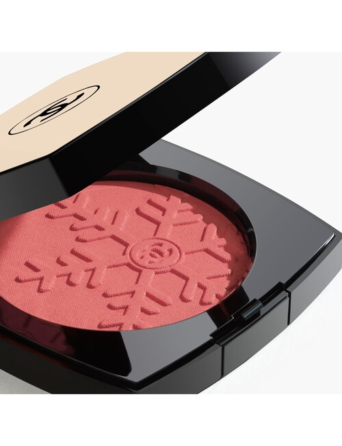 CHANEL LES BEIGES Healthy Winter Glow Blush. Exclusive Creation. product photo View 02 L