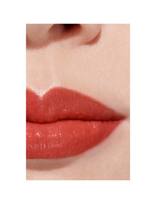 CHANEL ROUGE COCO LIP BAUME TINT A HYDRATING TINTED LIP BALM, A HYDRATING TINTED LIP BALM THAT OFFERS BUILDABLE COLOUR FOR BETTER-LOOKING L product photo View 04 L