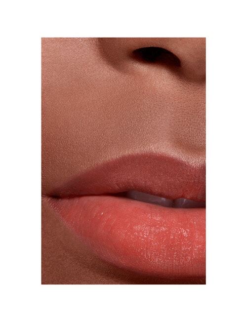 CHANEL ROUGE COCO LIP BAUME TINT A HYDRATING TINTED LIP BALM, A HYDRATING TINTED LIP BALM THAT OFFERS BUILDABLE COLOUR FOR BETTER-LOOKING L product photo View 05 L
