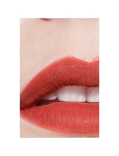 CHANEL ROUGE COCO LIP BAUME TINT A HYDRATING TINTED LIP BALM, A HYDRATING TINTED LIP BALM THAT OFFERS BUILDABLE COLOUR FOR BETTER-LOOKING L product photo View 06 L