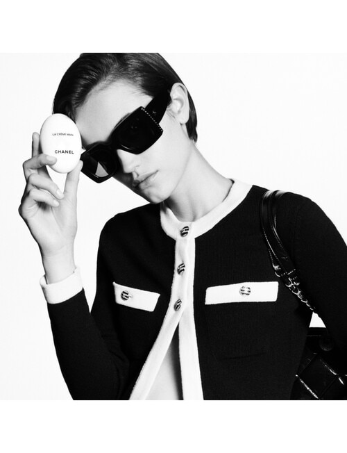 CHANEL LA CRÈME MAIN Nourish-Soften-Illuminate 50ml product photo View 04 L