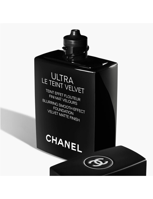 CHANEL ULTRA LE TEINT VELVET Blurring Smooth-Effect Foundation, Velvet Matte Finish, 30ml product photo View 02 L