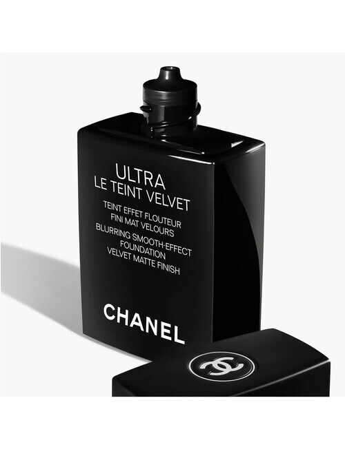 CHANEL ULTRA LE TEINT VELVET Blurring Smooth-Effect Foundation, Velvet Matte Finish, 30ml product photo View 02 L