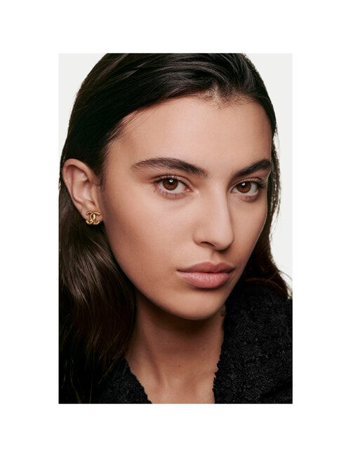 CHANEL ULTRA LE TEINT VELVET Blurring Smooth-Effect Foundation, Velvet Matte Finish, 30ml product photo View 05 L