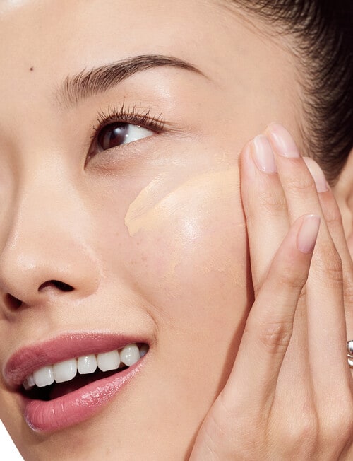 Clinique Even Better Clinical Vitamin Makeup SPF 25 product photo View 03 L