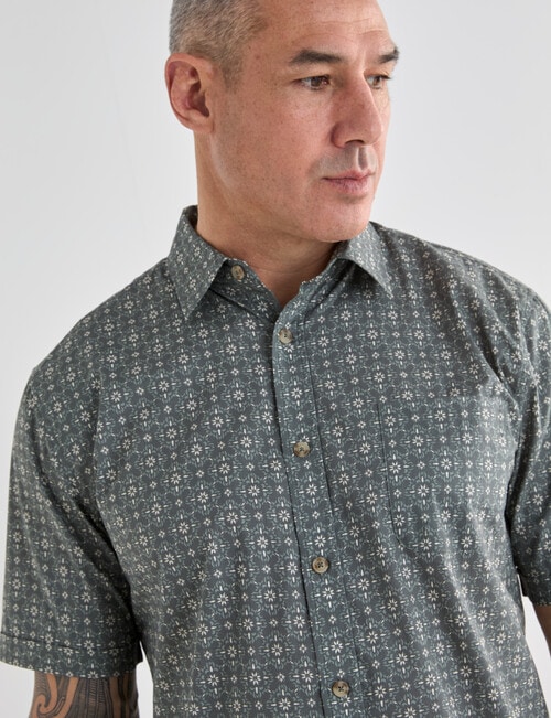 Kauri Trail Print Lawn Star Short Sleeve Shirt, Khaki product photo View 04 L