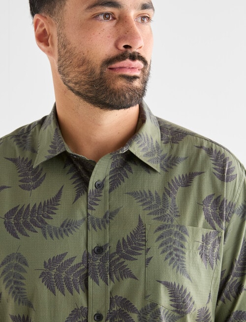 Kauri Trail Fern Print Short Sleeve Shirt, Khaki product photo View 04 L
