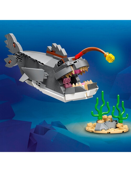 LEGO Creator 3-in-1 Fierce Shark with a Treasure Chest, 31381 product photo View 05 L