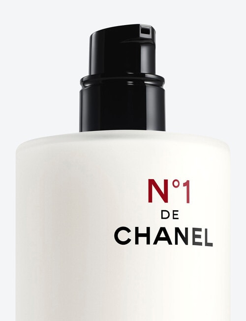 CHANEL N&deg;1 DE CHANEL REFINING YOUTH EMULSION Refines Skin Texture, Mattifies, Smooths product photo View 02 L