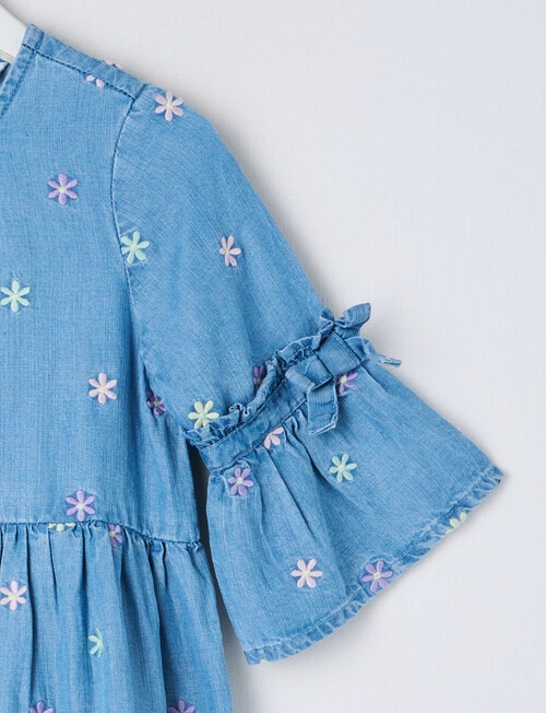 Mac & Ellie Shortsleeve Embroidered Daisy Dress, Chambray product photo View 02 L