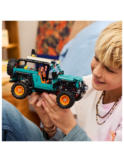 LEGO Technic Jeep&reg; Wrangler Rubicon SUV, 42227 product photo View 10 L
