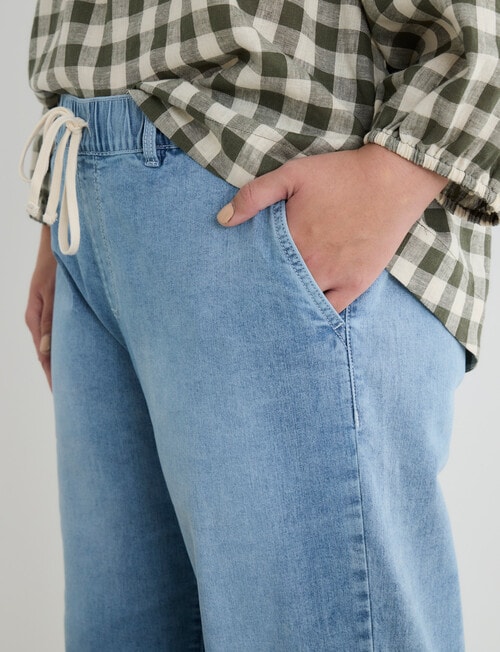 Studio Curve Cropped Weekend Jean, Light Blue product photo View 04 L
