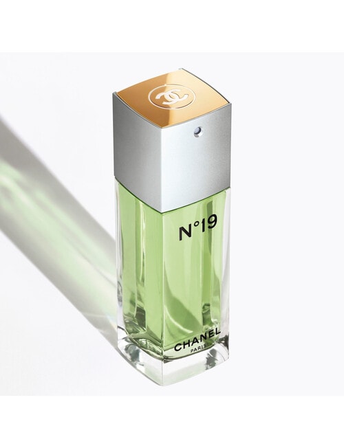 CHANEL N&deg;19 Eau de Toilette Spray product photo View 02 L